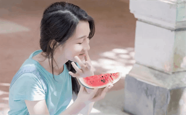 深夜直播翻车?女星7分钟情绪崩溃,背后内幕竟和免费吃瓜群有关?